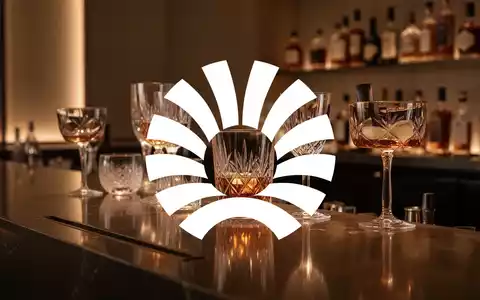 Elegantes, minimalistisches Bar-Ambiente mit warmem Licht und hochwertigen Gläsern, das die gehobene Getränkebranche symbolisiert. - Foto: über boerse-global.de