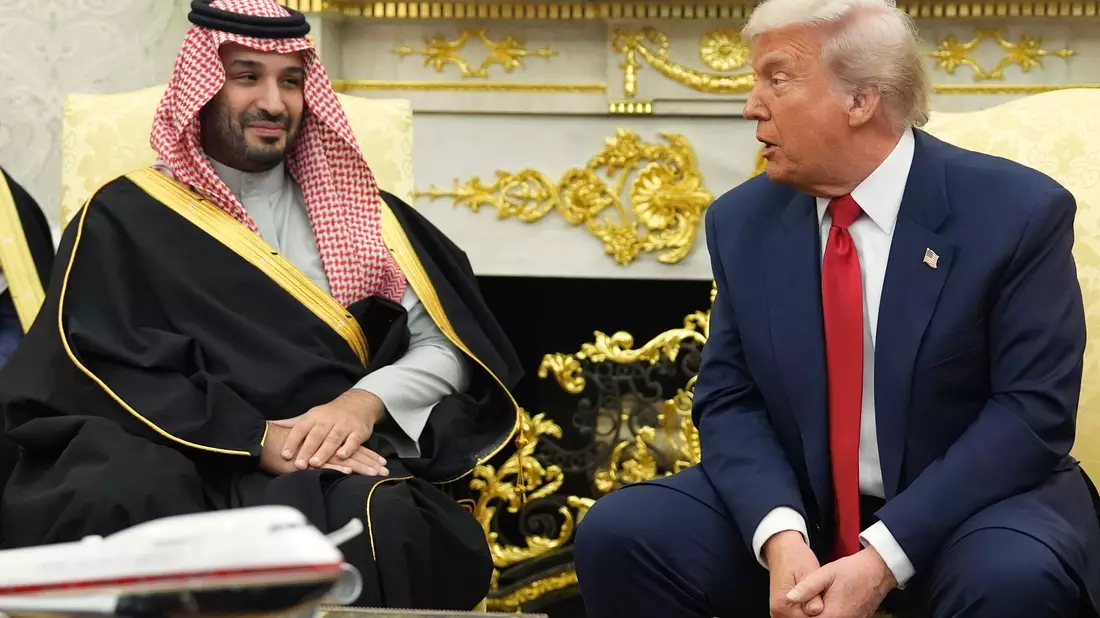 Der saudi-arabische Kronprinz bin Salman und US-Präsident Trump demonstrieren Nähe. (Archivbild) - Bild: Evan Vucci/AP/dpa