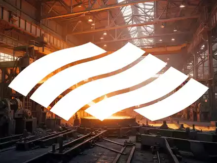Modernes Stahlwerk mit glühendem Metall in einer industriellen Produktionshalle. - Foto: über boerse-global.de