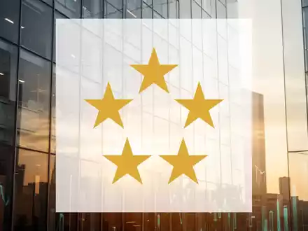 Moderne Glasfassade eines Bankgebäudes im goldenen Licht als Symbol für Finanzwesen und Kapitalmarkt. - Foto: über boerse-global.de