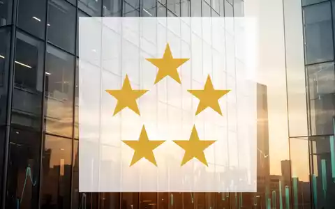 Moderne Glasfassade eines Bankgebäudes im goldenen Licht als Symbol für Finanzwesen und Kapitalmarkt. - Foto: über boerse-global.de