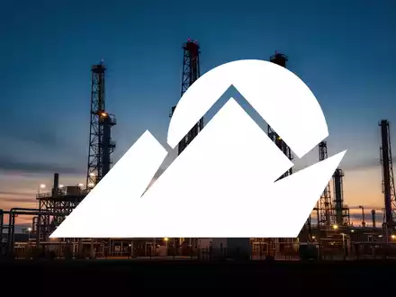 Industrielle Energieinfrastruktur bei Dämmerung als Symbol für den Energiesektor - Foto: über boerse-global.de