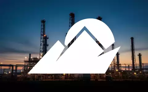 Industrielle Energieinfrastruktur bei Dämmerung als Symbol für den Energiesektor - Foto: über boerse-global.de