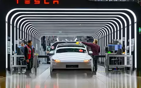 Tesla schaffte ein deutliches Absatzplus. (Archivbild) - Foto: Patrick Pleul/dpa