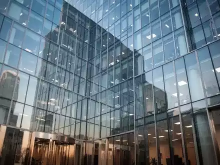 Moderne Glasfassade eines Bürogebäudes mit Spiegelung des Himmels als Symbol für Finanzmärkte. - Foto: über boerse-global.de