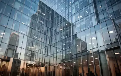 Moderne Glasfassade eines Bürogebäudes mit Spiegelung des Himmels als Symbol für Finanzmärkte. - Foto: über boerse-global.de