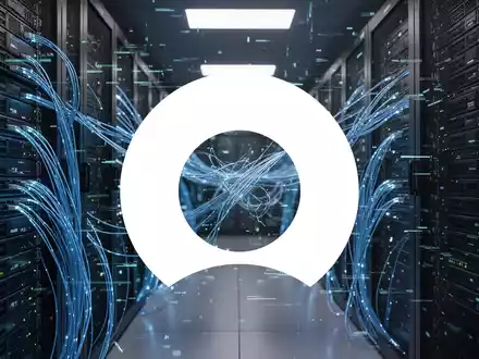 Abstrakte Darstellung eines Cyberangriffs auf eine digitale Infrastruktur mit leuchtenden Datenströmen und Glitch-Effekten. - Foto: über boerse-global.de