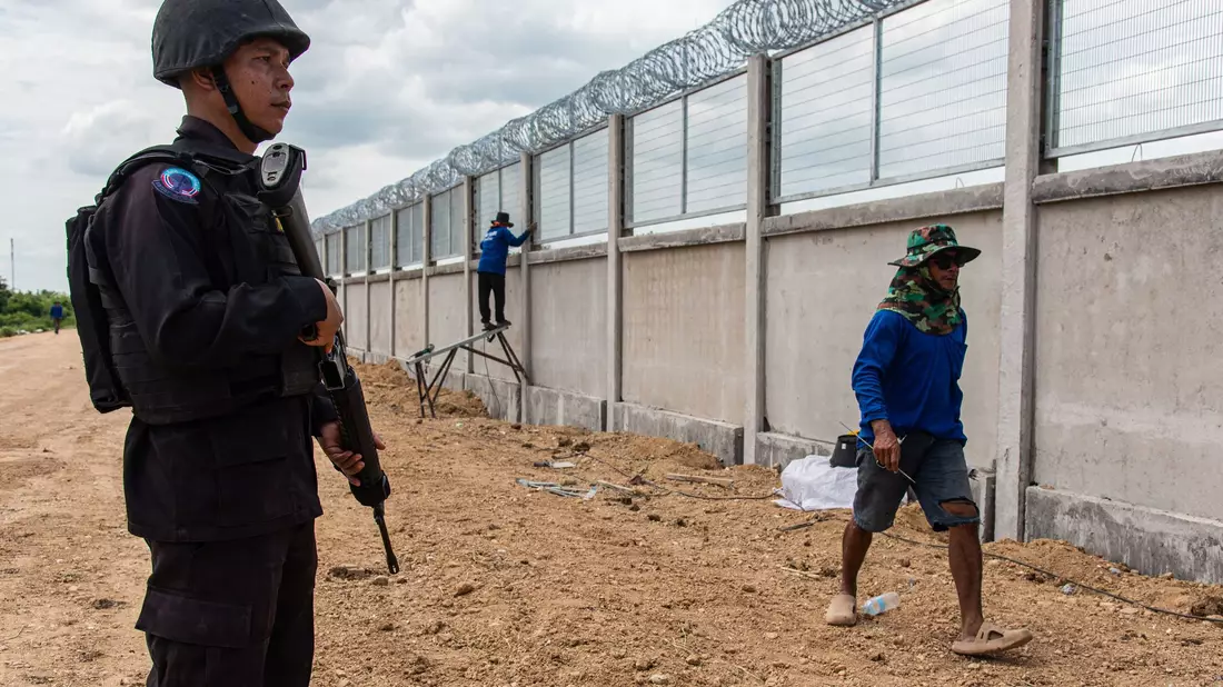 Ein Pilotabschnitt des Grenzzauns ist mittlerweile fertiggestellt. - Bild: Peerapon Boonyakiat/SOPA Images via ZUMA Press Wire/dpa