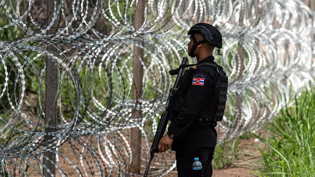 Manche Abschnitte an der Grenze hat Thailand mit Stacheldraht gesichert. - Bild: Peerapon Boonyakiat/SOPA Images via ZUMA Press Wire/dpa