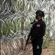 Manche Abschnitte an der Grenze hat Thailand mit Stacheldraht gesichert. - Bild: Peerapon Boonyakiat/SOPA Images via ZUMA Press Wire/dpa