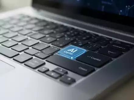 Nahaufnahme einer modernen Laptop-Tastatur mit hervorgehobener dedizierter KI-Copilot-Taste. - Foto: über boerse-global.de