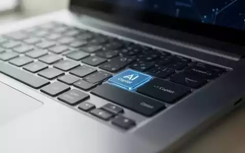 Nahaufnahme einer modernen Laptop-Tastatur mit hervorgehobener dedizierter KI-Copilot-Taste. - Foto: über boerse-global.de
