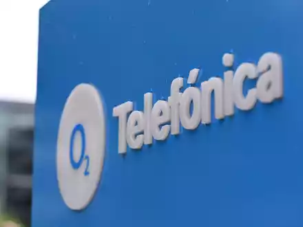Das O2-Logo am Düsseldorfer Firmenstandort, wo bis 2014 E-Plus seine Zentrale hatte - dann wurde E-Plus von Telefónica gekauft. - Foto: Wolf von Dewitz/dpa