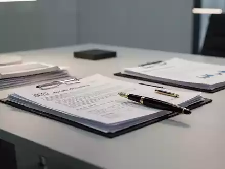 Ein aufgeräumter Schreibtisch mit Dokumenten und einem Füllfederhalter als Symbol für Verwaltungsreformen und Sozialrecht. - Foto: über boerse-global.de