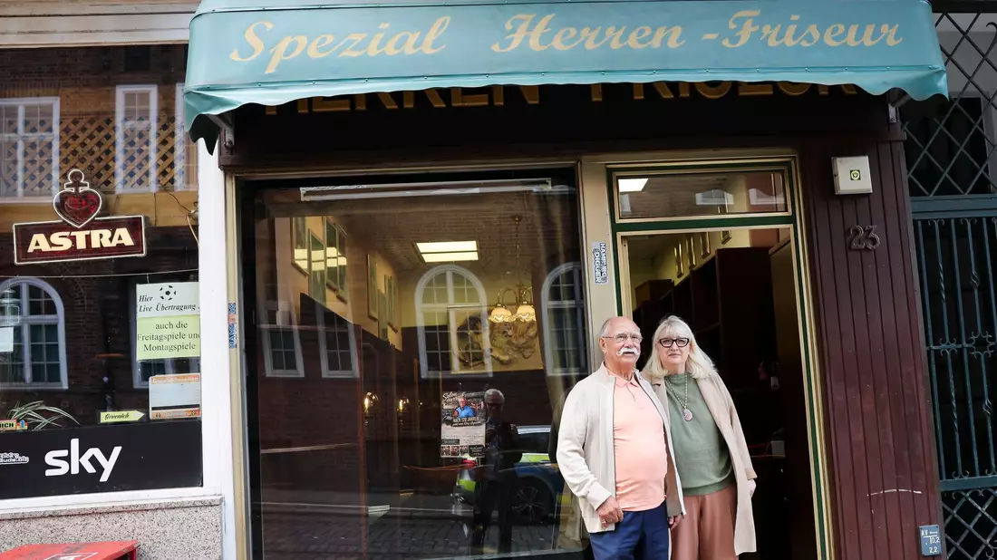 Franz Stenzel und Ute Bickeleit stehen vor dem «Spezial Herren-Friseur». Schon 1906 gab es in der Davidstraße 23 einen Friseursalon. - Bild: Christian Charisius/dpa