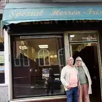 Franz Stenzel und Ute Bickeleit stehen vor dem «Spezial Herren-Friseur». Schon 1906 gab es in der Davidstraße 23 einen Friseursalon. - Foto: Christian Charisius/dpa