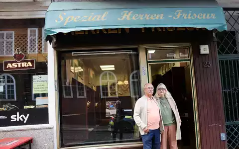 Franz Stenzel und Ute Bickeleit stehen vor dem «Spezial Herren-Friseur». Schon 1906 gab es in der Davidstraße 23 einen Friseursalon. - Foto: Christian Charisius/dpa