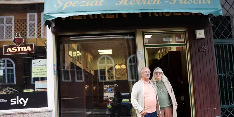 Franz Stenzel und Ute Bickeleit stehen vor dem «Spezial Herren-Friseur». Schon 1906 gab es in der Davidstraße 23 einen Friseursalon. - Foto: Christian Charisius/dpa