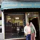 Franz Stenzel und Ute Bickeleit stehen vor dem «Spezial Herren-Friseur». Schon 1906 gab es in der Davidstraße 23 einen Friseursalon. - Bild: Christian Charisius/dpa