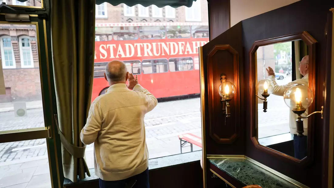 Für Franz Stenzel ein festes Ritual: Touristen auf Stadtrundfahrt zuzuwinken.  - Bild: Christian Charisius/dpa