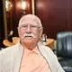 Friseurmeister Franz Stenzel will in Zukunft nur noch seinen Hund und den Rasen schneiden. - Bild: Christian Charisius/dpa