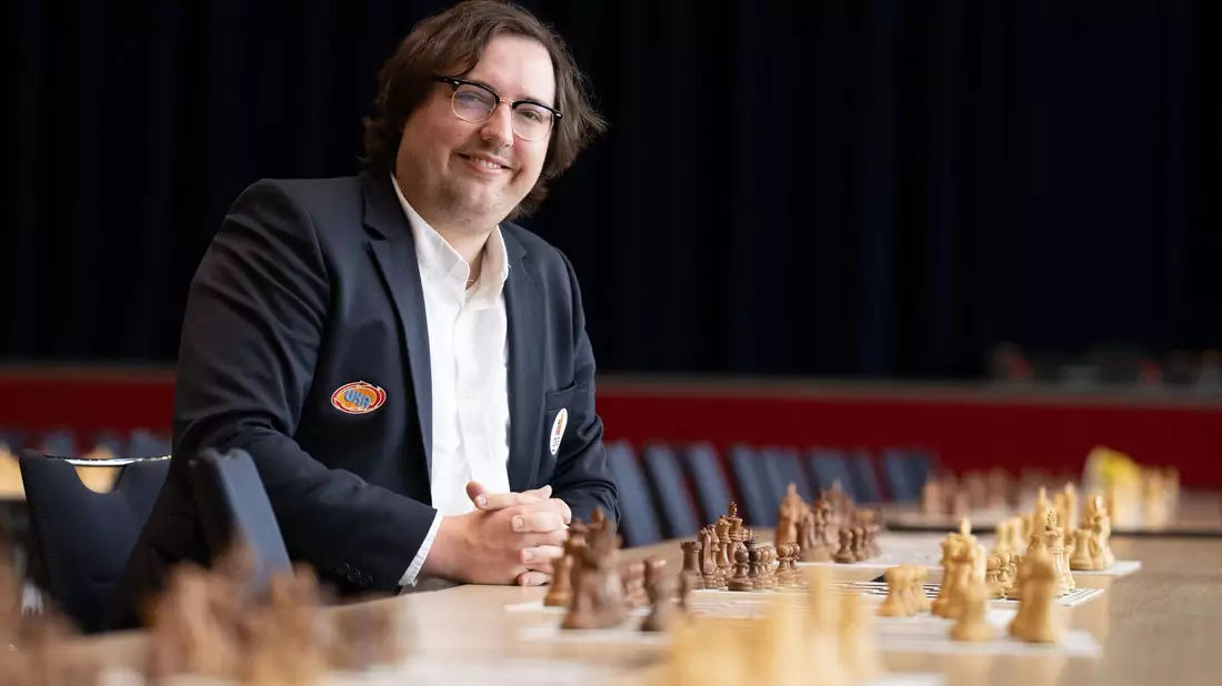 Paul Meyer-Dunker, Präsident des Deutschen Schachbundes, sieht die deutsche Schachszene im Aufwind. - Bild: Sebastian Kahnert/dpa