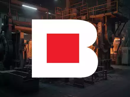 Industrielle Fertigungshalle mit glühendem Metall in einem Ofen als Symbol für Wärmebehandlung. - Foto: über boerse-global.de