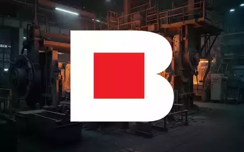 Industrielle Fertigungshalle mit glühendem Metall in einem Ofen als Symbol für Wärmebehandlung. - Foto: über boerse-global.de
