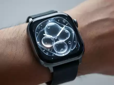 Nahaufnahme einer modernen Smartwatch mit minimalistischer, leuchtender Anzeige am Handgelenk. - Foto: über boerse-global.de