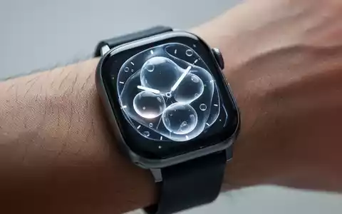 Nahaufnahme einer modernen Smartwatch mit minimalistischer, leuchtender Anzeige am Handgelenk. - Foto: über boerse-global.de