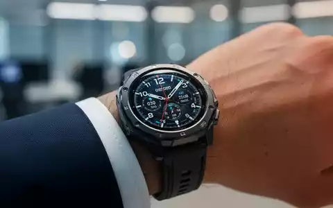 Nahaufnahme einer modernen, robusten Premium-Smartwatch am Handgelenk, die ihr elegantes Display und High-Tech-Design hervorhebt. - Foto: über boerse-global.de