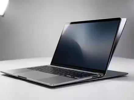 Schlankes High-End-Notebook auf sauberem, minimalistischen Schreibtisch unter filmischem Studiolicht. - Foto: über boerse-global.de