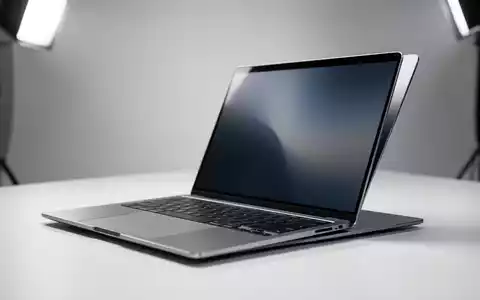 Schlankes High-End-Notebook auf sauberem, minimalistischen Schreibtisch unter filmischem Studiolicht. - Foto: über boerse-global.de
