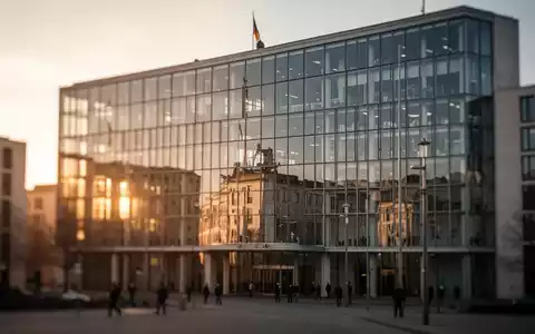 Modernes Regierungsgebäude in Berlin bei Sonnenuntergang als Symbol für politische und wirtschaftliche Spannungen. - Foto: über boerse-global.de