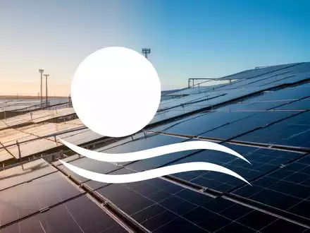 Moderne Solarpark-Anlage bei Sonnenaufgang als Symbol für Investitionen in erneuerbare Energien. - Foto: über boerse-global.de