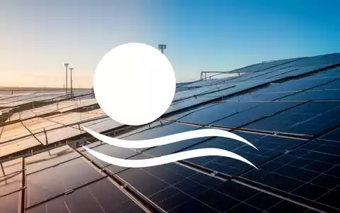 Moderne Solarpark-Anlage bei Sonnenaufgang als Symbol für Investitionen in erneuerbare Energien. - Foto: über boerse-global.de