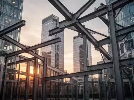 Moderne Industriebauten in einer deutschen Stadt bei Sonnenaufgang als Symbol für wirtschaftliche Reformen. - Foto: über boerse-global.de