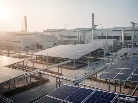 Moderne Industrieanlage mit Fokus auf Nachhaltigkeit und Umweltzertifizierung. - Foto: über boerse-global.de