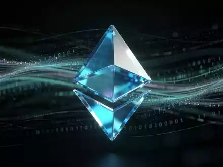 Leuchtendes Ethereum-Logo inmitten eines abstrakten digitalen Datennetzwerks auf dunklem Hintergrund. - Foto: über boerse-global.de