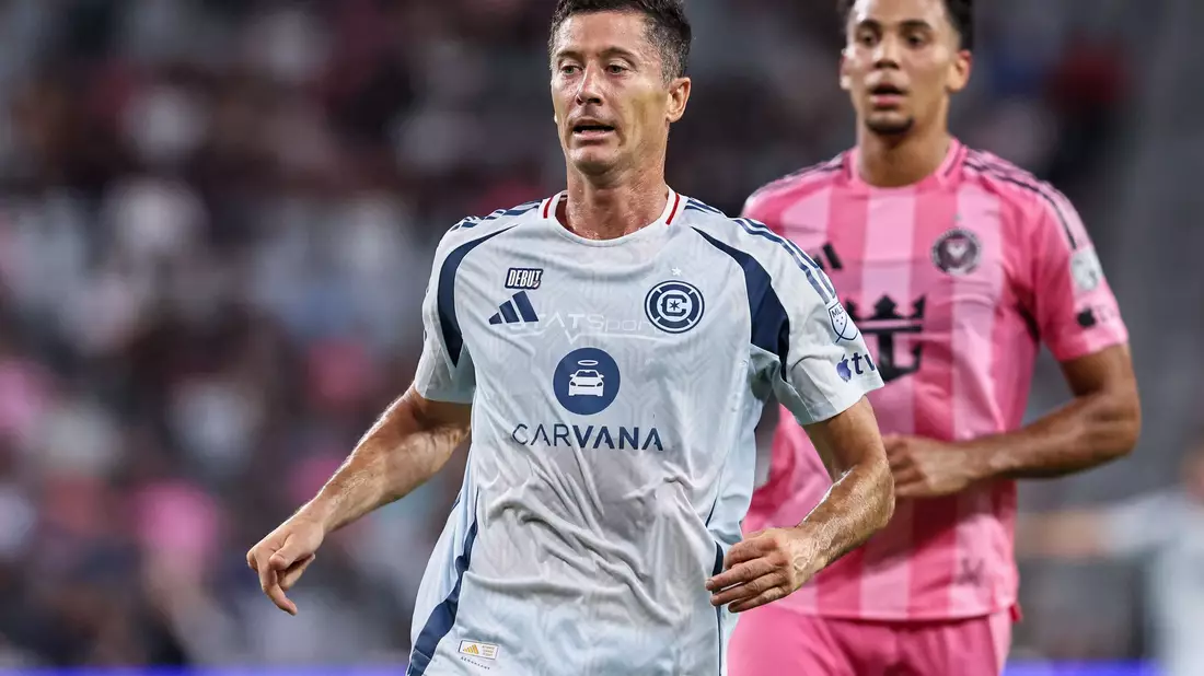 Robert Lewandowski (l) hat sein Debüt in der MLS mit Chicago Fire verloren. - Bild: Chris Arjoon/ZUMA Press Wire/dpa