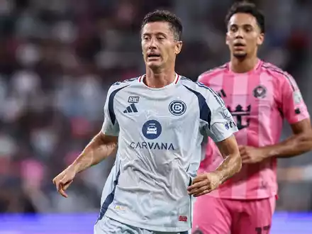 Robert Lewandowski (l) hat sein Debüt in der MLS mit Chicago Fire verloren. - Foto: Chris Arjoon/ZUMA Press Wire/dpa