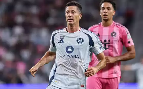 Robert Lewandowski (l) hat sein Debüt in der MLS mit Chicago Fire verloren. - Foto: Chris Arjoon/ZUMA Press Wire/dpa