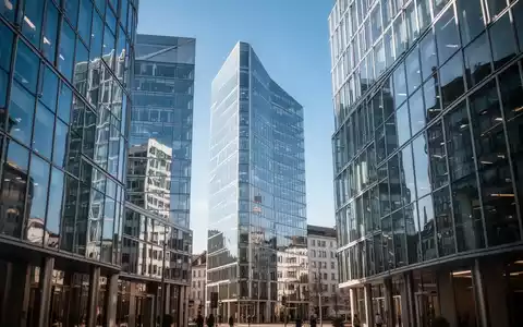 Moderne Schweizer Finanzarchitektur mit Glasfassaden vor blauem Himmel - Foto: über boerse-global.de