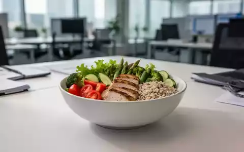 Ein gesundes, ausgewogenes Mittagessen bestehend aus frischem Gemüse und Proteinen auf einem modernen Schreibtisch. - Foto: über boerse-global.de