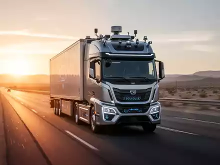 Autonomer Fracht-Lkw auf einer Wüstenautobahn, Symbol für den Ausbau des autonomen Transports. - Foto: über boerse-global.de