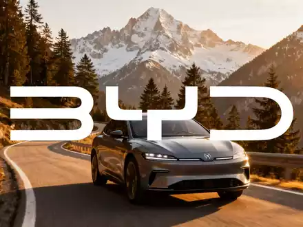 Ein luxuriöses Elektroauto auf einer kurvenreichen Passstraße in den Schweizer Alpen bei Sonnenuntergang. - Foto: über boerse-global.de