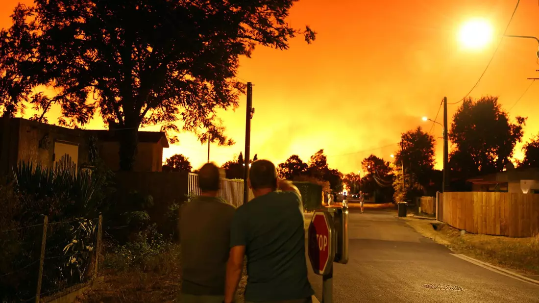 Der massive Waldbrand trifft die Region mitten in der Hochsaison. - Bild: Romain Perrocheau/AFP/dpa