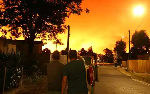 Der massive Waldbrand trifft die Region mitten in der Hochsaison. - Foto: Romain Perrocheau/AFP/dpa