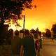Der massive Waldbrand trifft die Region mitten in der Hochsaison. - Bild: Romain Perrocheau/AFP/dpa