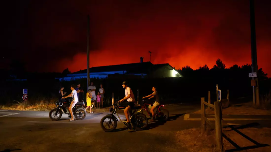 Der Brand dehnte sich in der Nacht immer weiter aus. - Bild: Romain Perrocheau/AFP/dpa